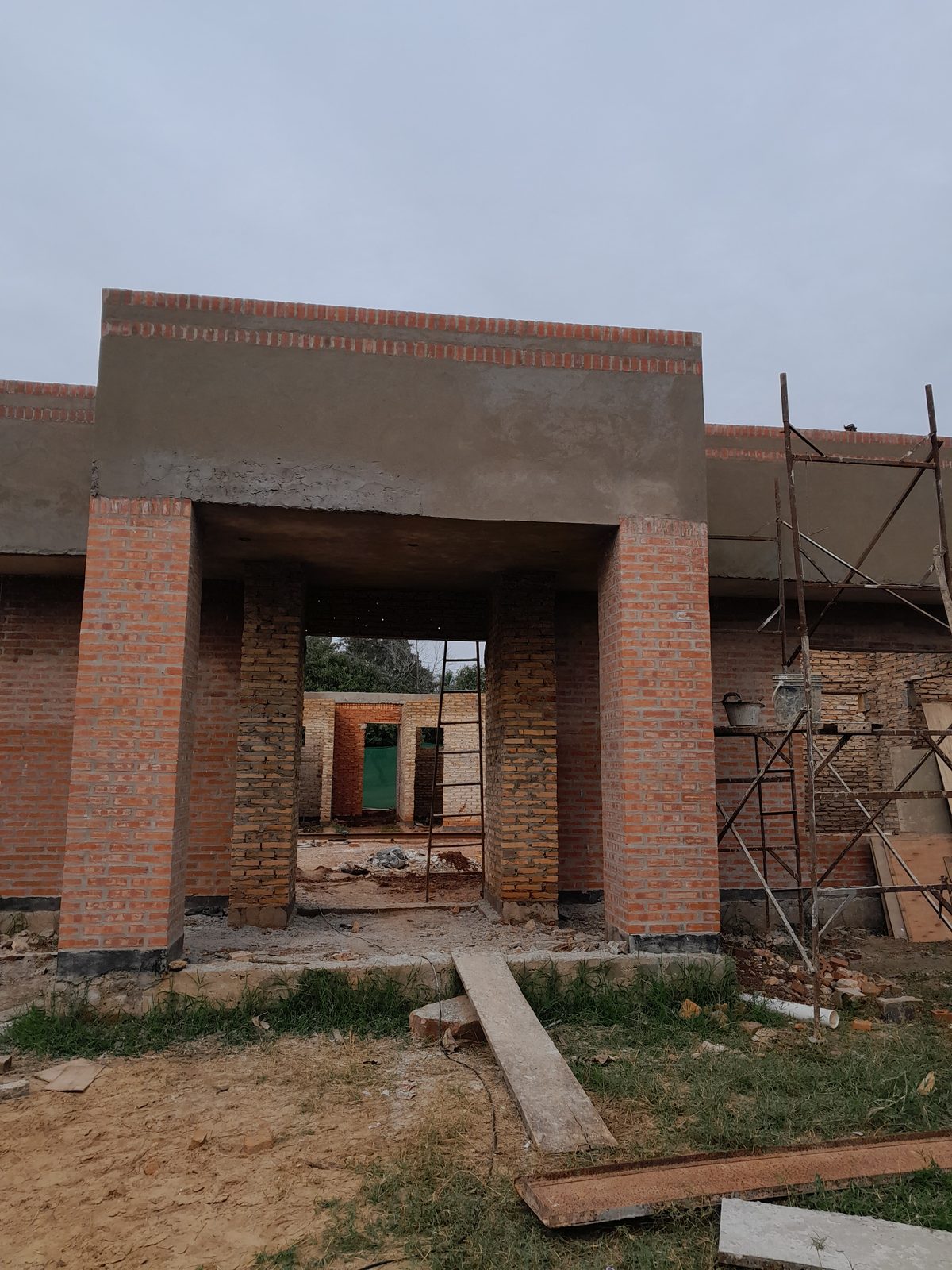 Pórtico de acceso con revoque