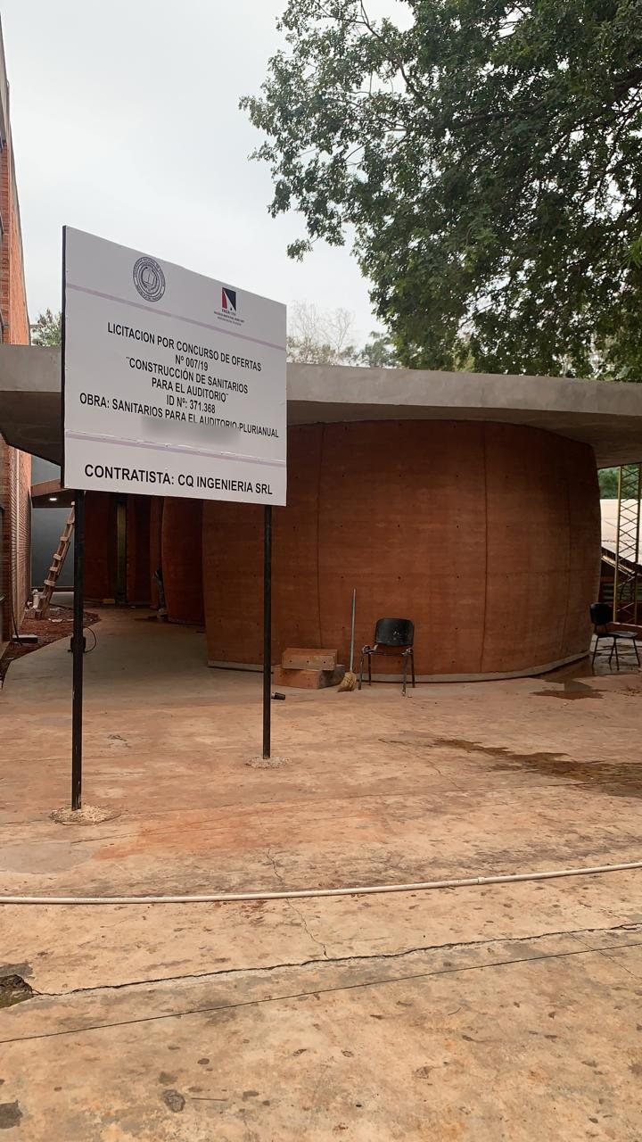 Cartel de obra frente al edificio terminado: Contratista CQ Ingeniería SRL