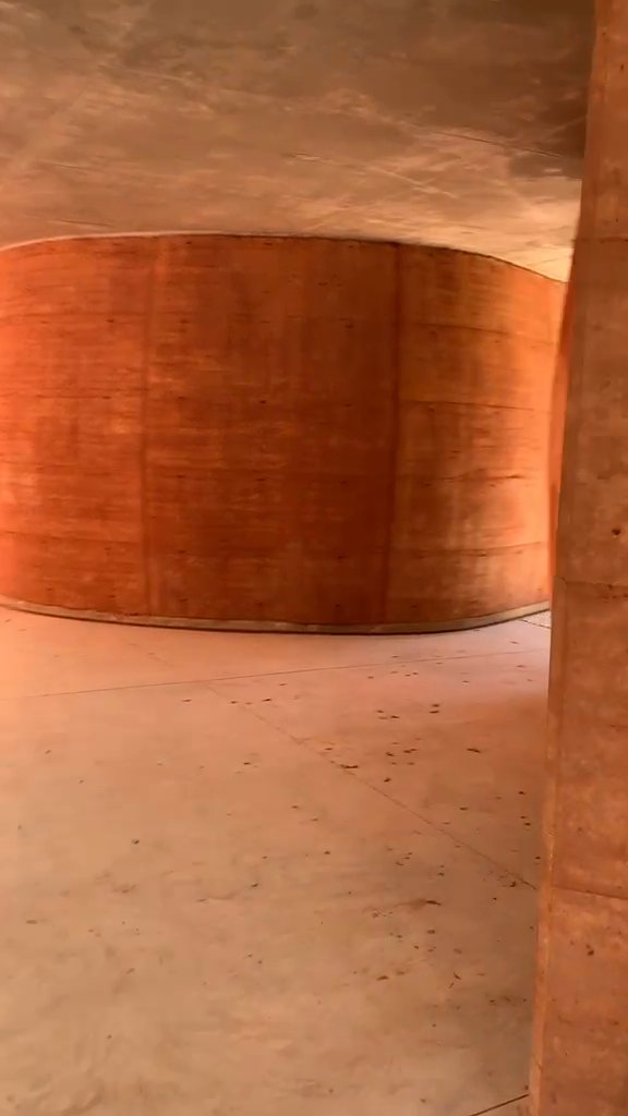 Volumen curvo de tierra apisonada bajo la losa de hormigón, obra terminada