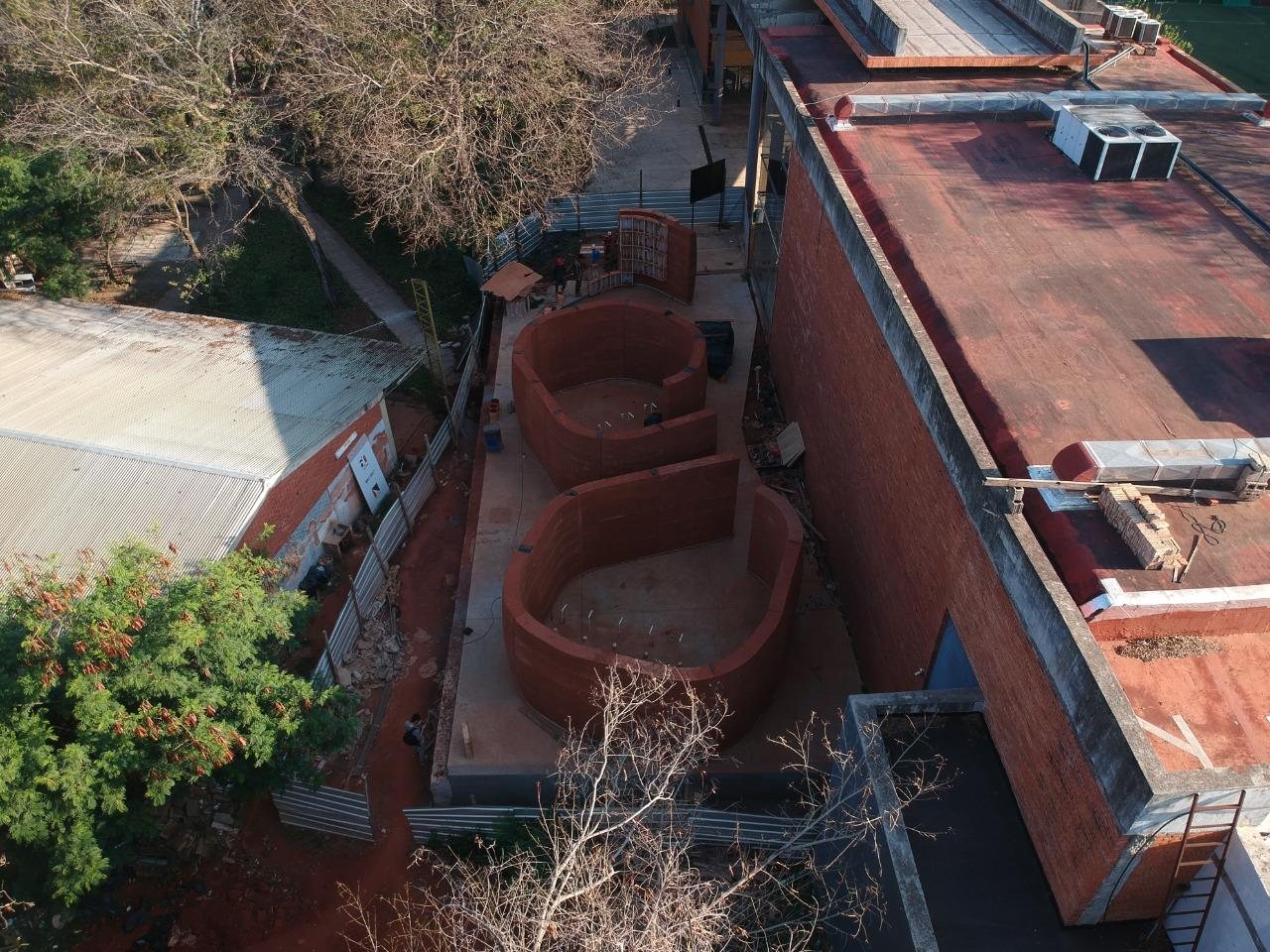 Vista aérea de los dos volúmenes curvos levantados junto al auditorio
