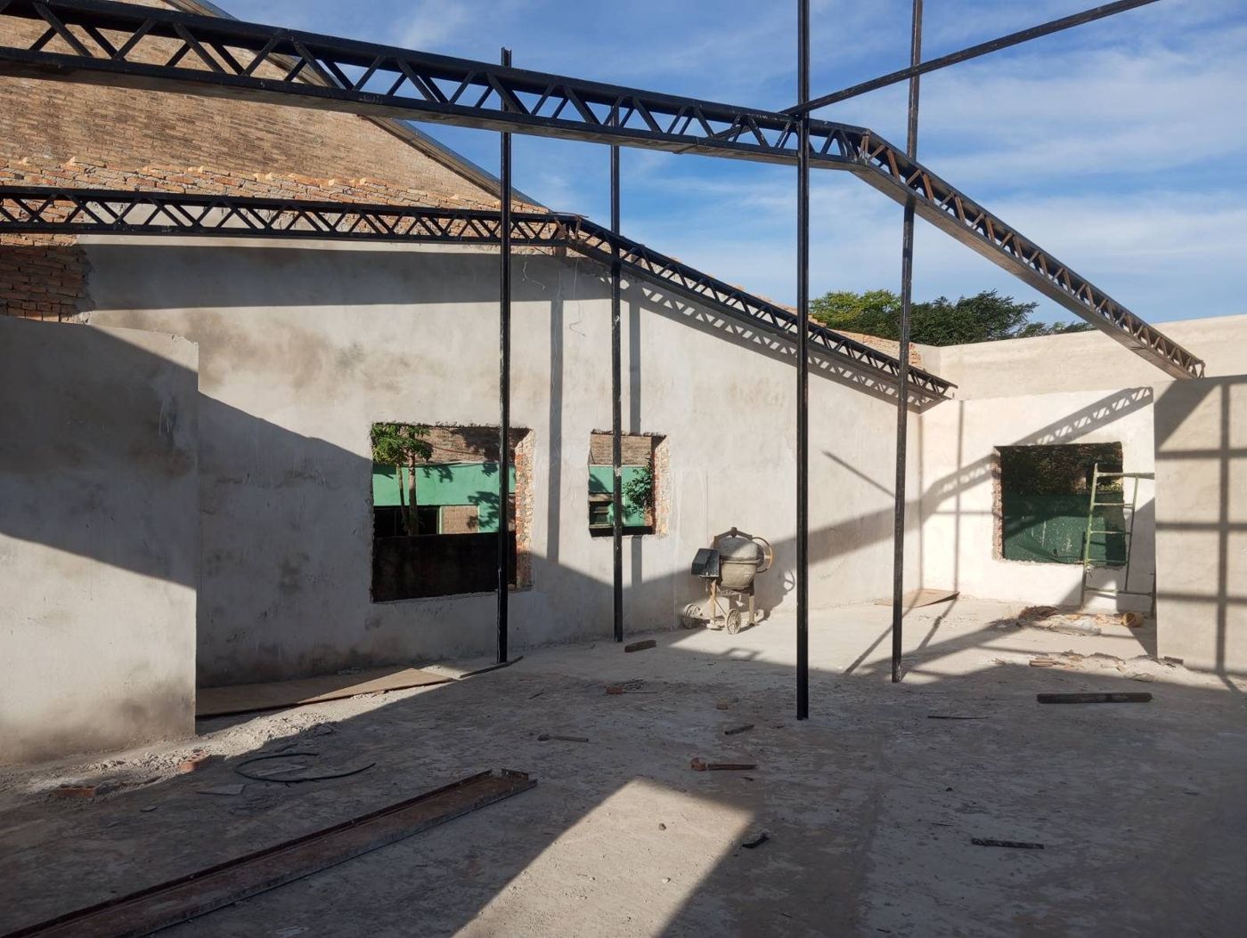 Cerchas metálicas montadas sobre muros revocados
