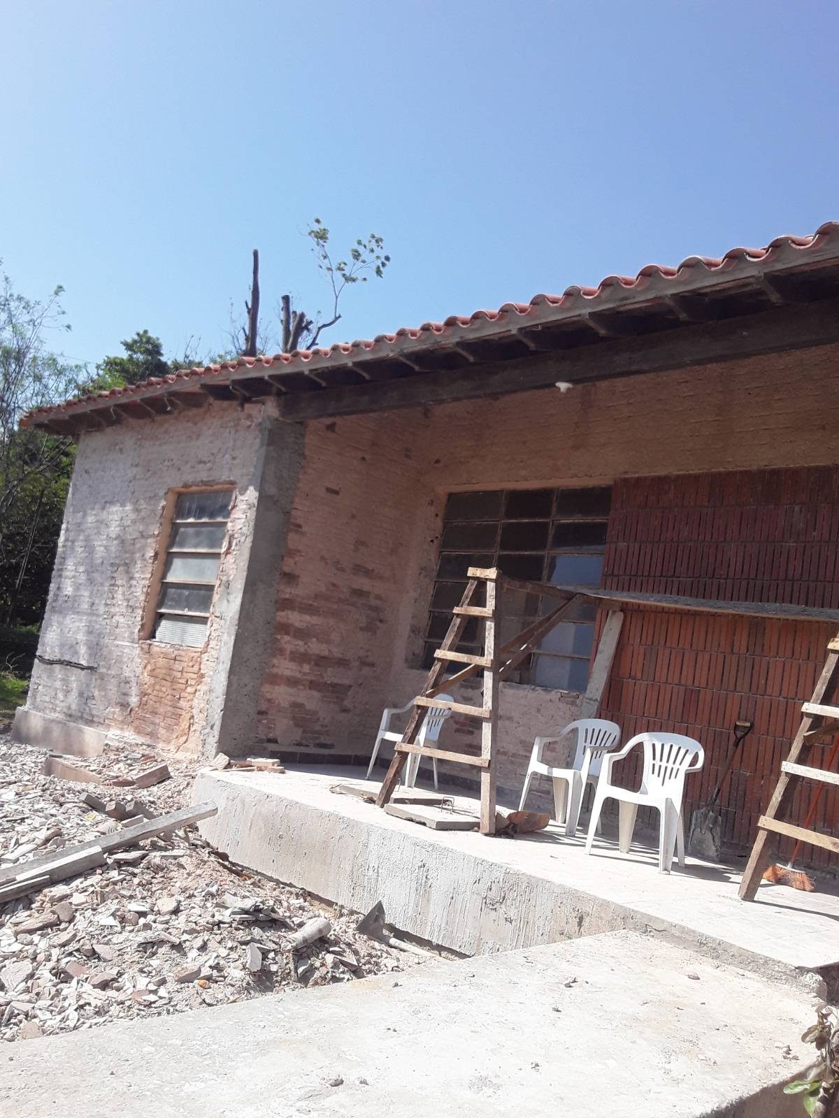 Edificio en refacción, con galería y cubierta de tejas