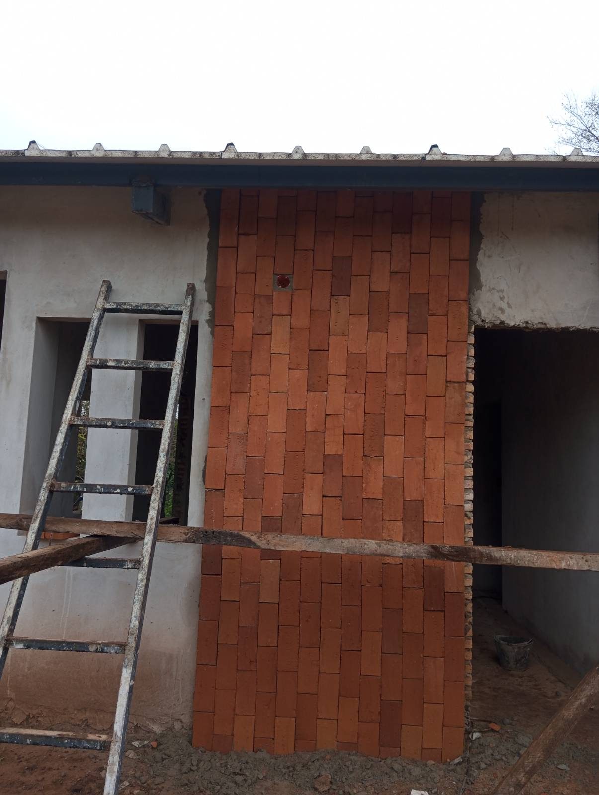 Paño de ladrillo visto en una fachada revocada