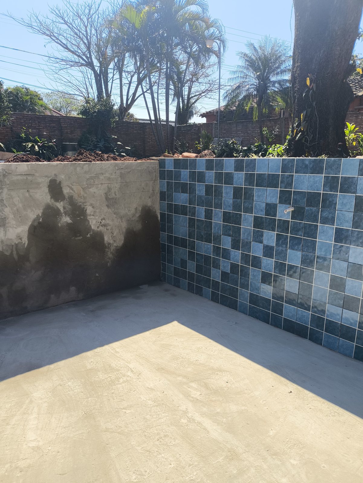 Vaso de la piscina con los muros revocados y los primeros paños de revestimiento