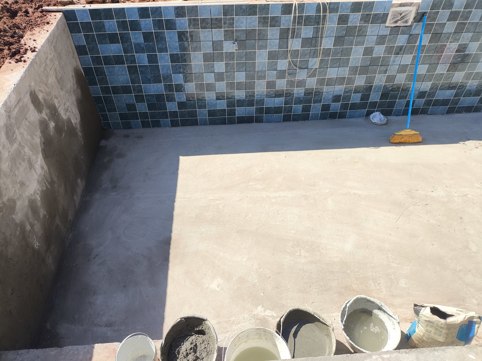 Muro de la piscina revestido con piezas azules