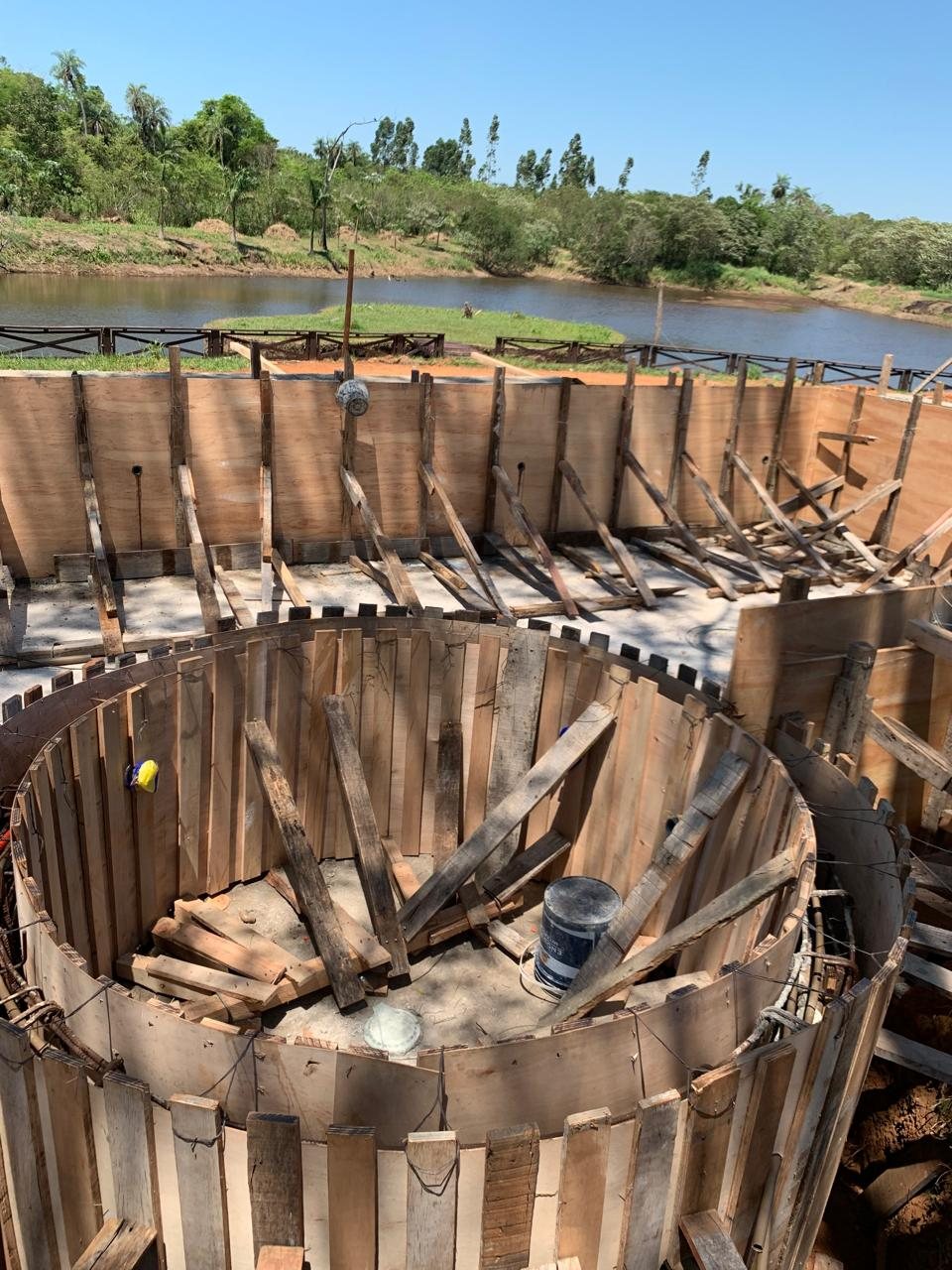Encofrado circular de madera del hidromasaje, con la laguna al fondo