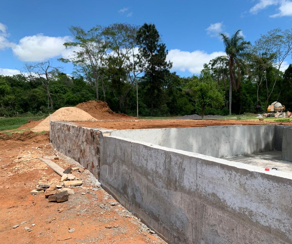 Vaso de hormigón desencofrado, con el muro de piedra de contención